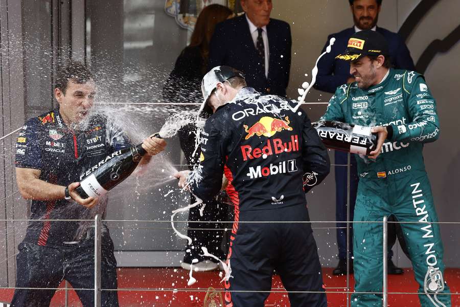 Max Verstappen oslavuje so šampanským na pódiu v Monaku.