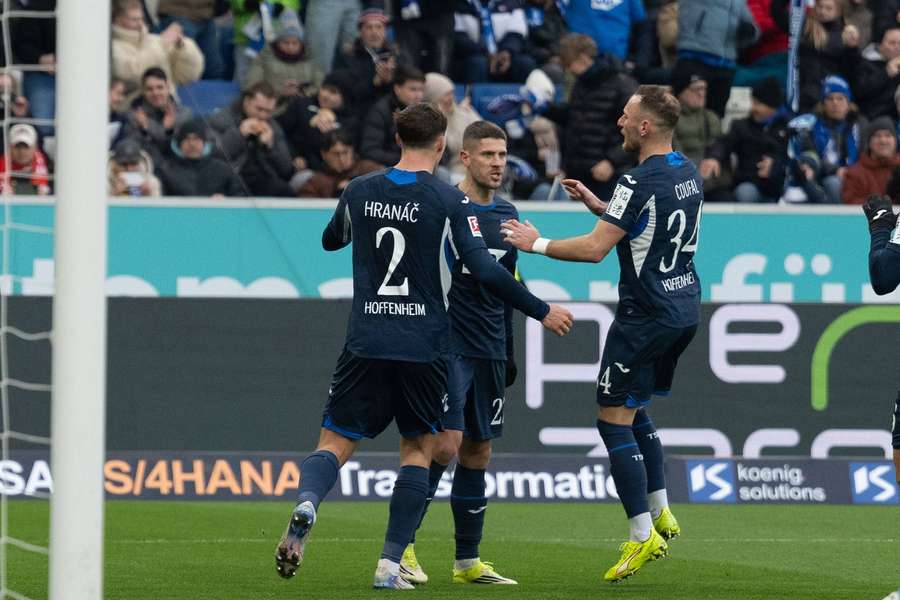 Robin Hranáč a Vladimír Coufal se radují z gólu do branky Unionu Berlín.