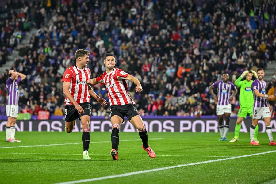 Guruzeta celebra su gol con Javi Martón