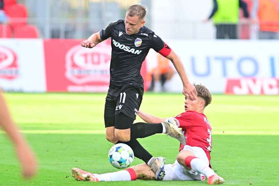 Vydra v ligovém utkání proti Pardubicím.