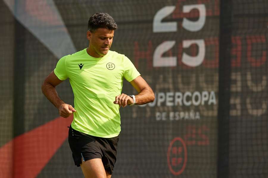 Gil Manzano, entrenando para dirigir la final de la Supercopa de España en Yeda
