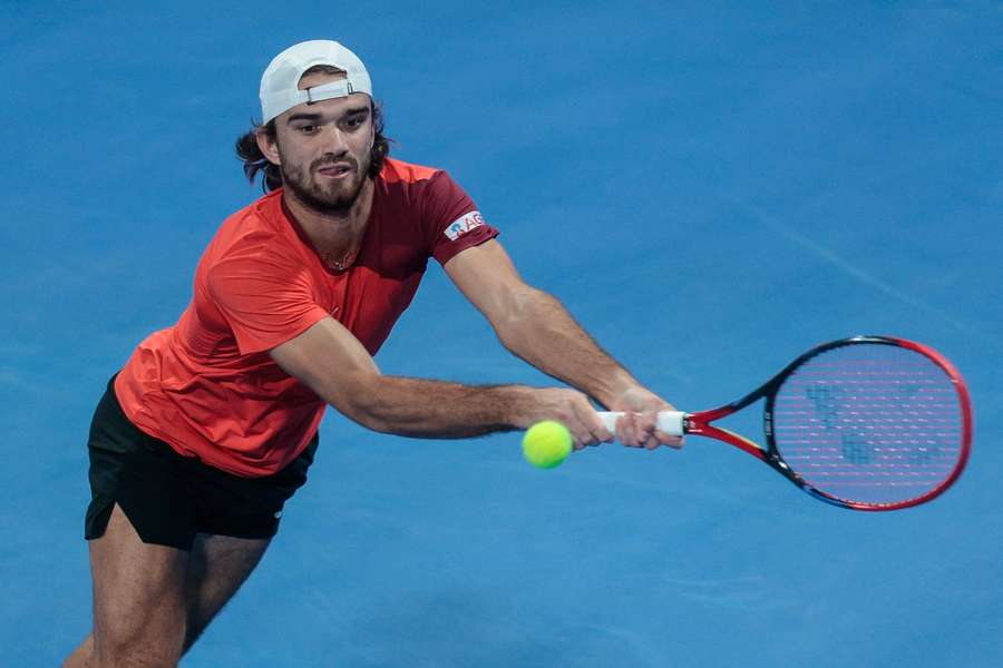 Tomáš Macháč v souboji prvního kola turnaje v Dauhá s Jannikem Sinnerem.