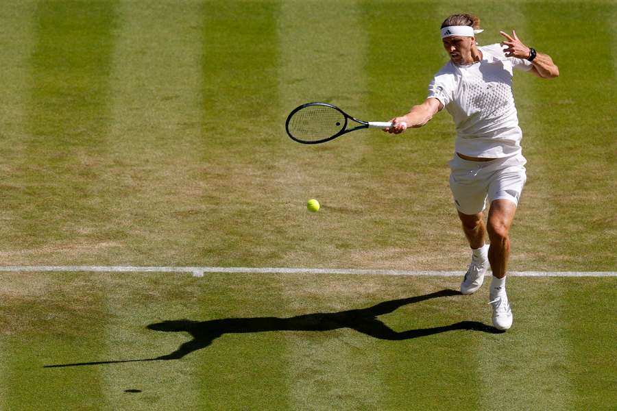 Zverev golpea la bola en su partido ante Royer
