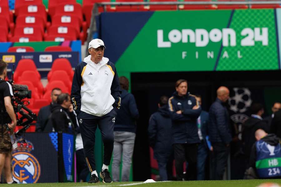 Carlo Ancelotti durante treino no estádio de Wembley, palco da final deste sábado (1)