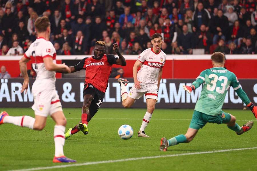 Boniface ante Nübel en el Bayer-Stuttgart