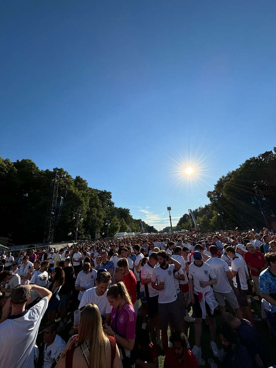 Fanoušci Anglie čekají před Olympijským stadionem.