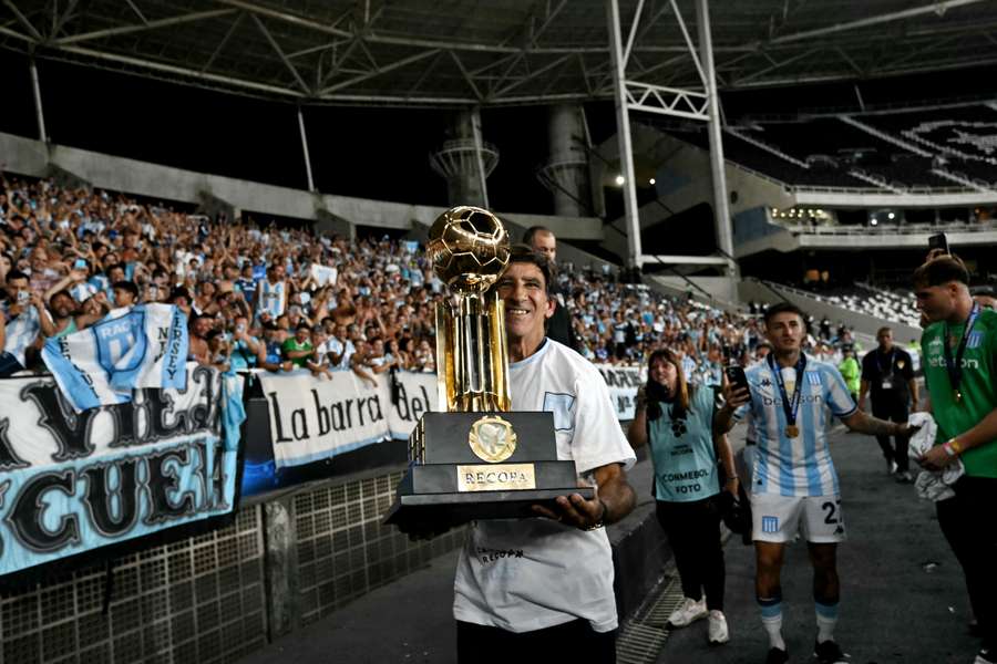 Gustavo Costas alza la Coppa