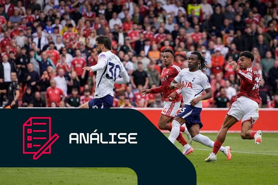 Antonin Kinsky, do Tottenham, defende um remate de Morgan Gibbs-White Antonin Kinsky, do Tottenham, defende um remate de Morgan Gibbs-White