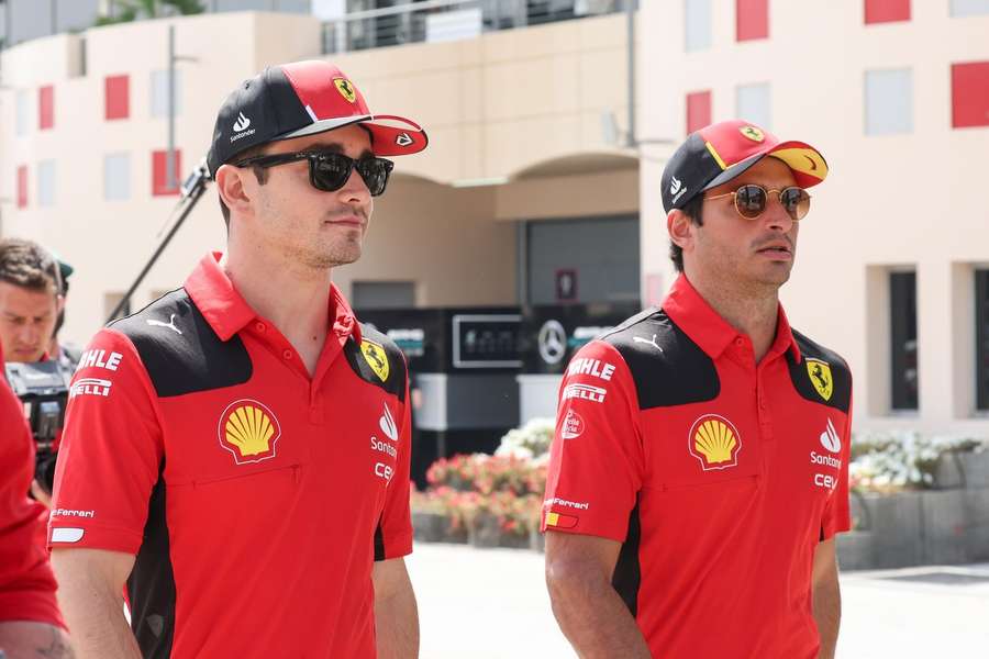 Charles Leclerc en Carlos Sainz jr. tijdens de vrije training op 4 maart