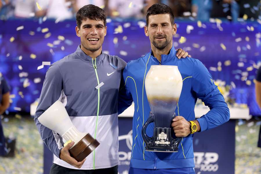 Carlos Alcaraz e Novak Djokovic com os seus troféus em Cincinnati