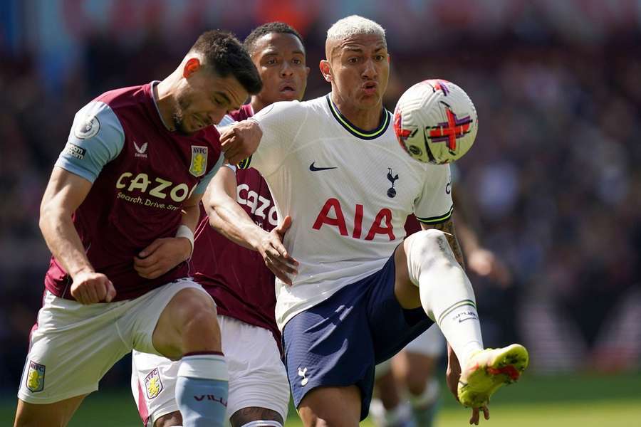 Aston Villa e Tottenham brigam por vaga na Conference