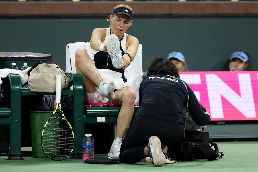 Wozniacki trækker sig med skadet tånegl efter lovende start mod polsk verdensetter
