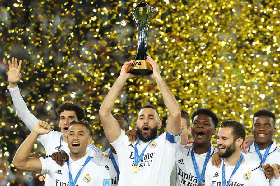 Benzema ergue o troféu conquistado pelo Real Madrid em Marrocos