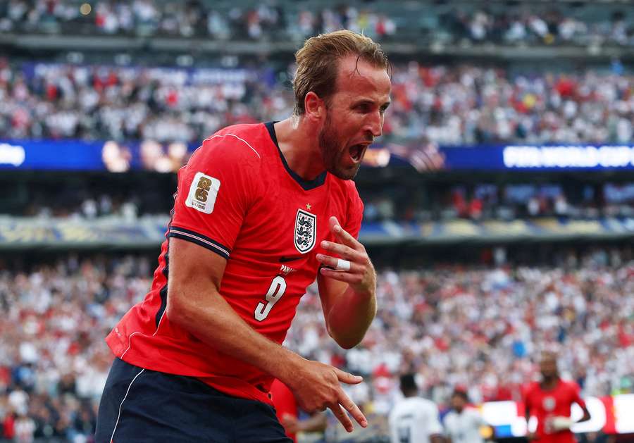 Kane świętuje swojego rekordowego gola.