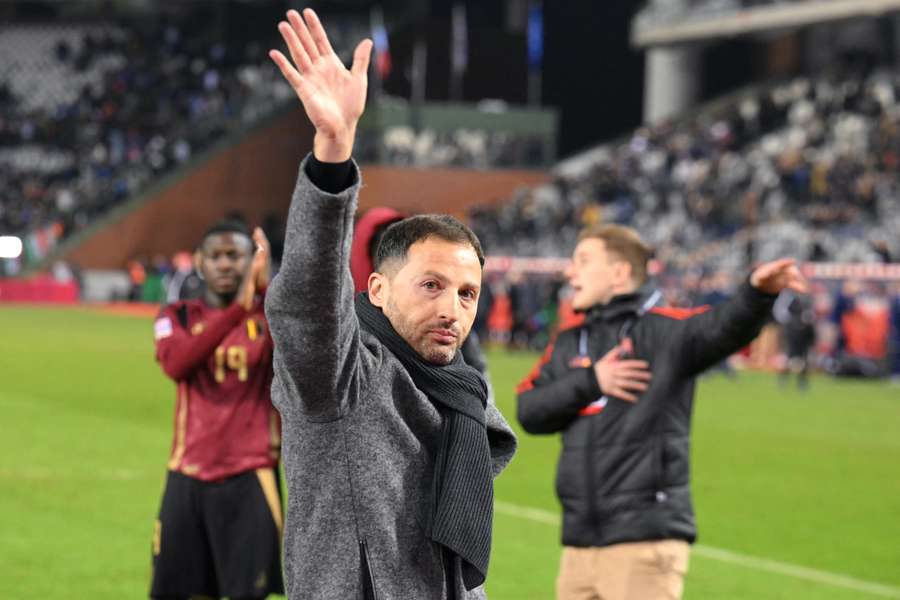 Domenico Tedesco saluta i tifosi dopo Belgio-Italia