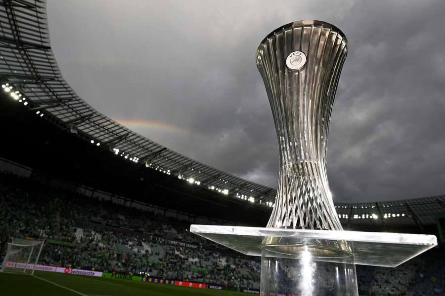 Vista del trofeo de la Conference League antes de la final de 2025, en Breslavia Vista del trofeo de la Conference League antes de la final de 2025, en Breslavia