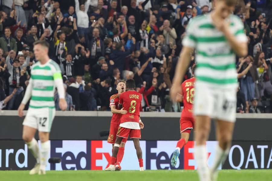 I festeggiamenti del LASK Linz dopo il quarto gol, realizzato da Florian Flecker

