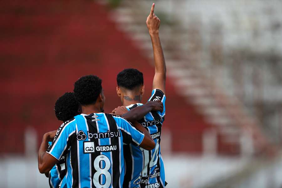 Jogadores do Grêmio celebram vaga na próxima fase da Copinha