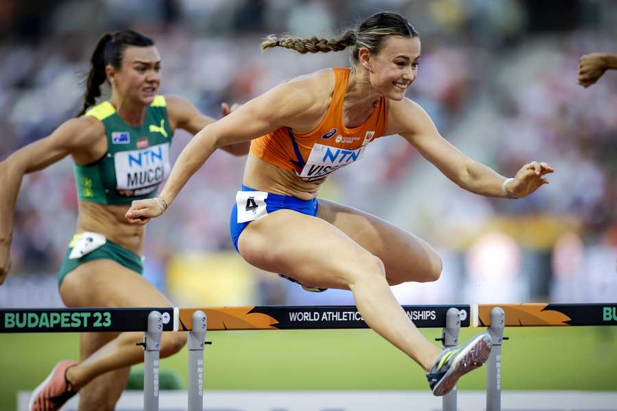 Nadine Visser in actie op de 100 meter horden tijdens de vierde dag van de wereldkampioenschappen atletiek