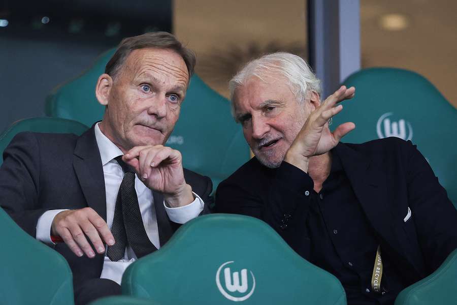 Hans-Joachim Watzke (l.) und Rudi Völler (r.) beim folgenreichen Länderspiel zwischen Deutschland und Japan in Wolfsburg (1:4).
