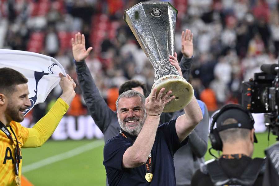 Postecoglou levanta el título.