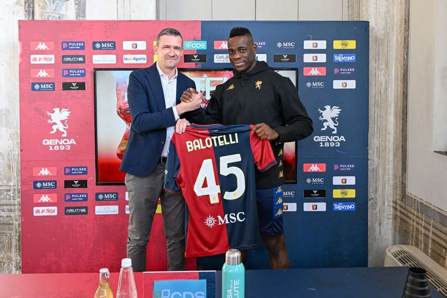 Mario Balotelli, con su nueva camiseta