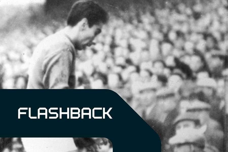 Alcide Ghiggia lascia sconsolato il campo dopo l'espulsione