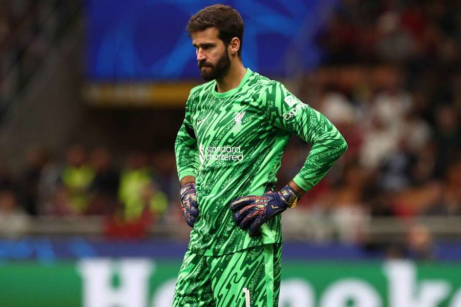 Alisson é dúvida para o fim de semana