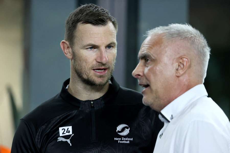 Tommy Smith e o técnico Darren Bazeley Tommy Smith e o técnico Darren Bazeley