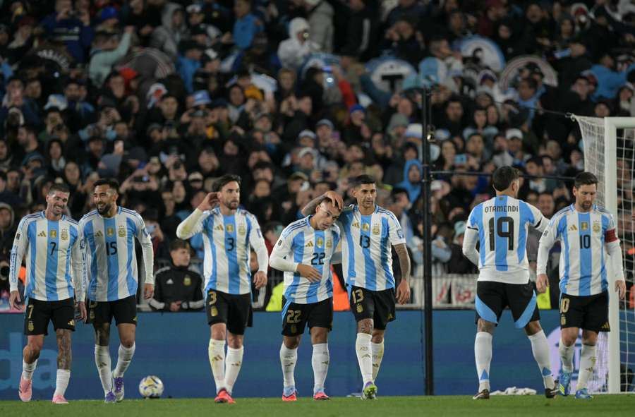L’attaquant argentin Lautaro Martínez célèbre son deuxième but avec ses coéquipiers lors du match des éliminatoires sud-américains de la Coupe du monde 2026 entre l’Argentine et le Venezuela, au stade Monumental de Buenos Aires, le 4 septembre 2025.