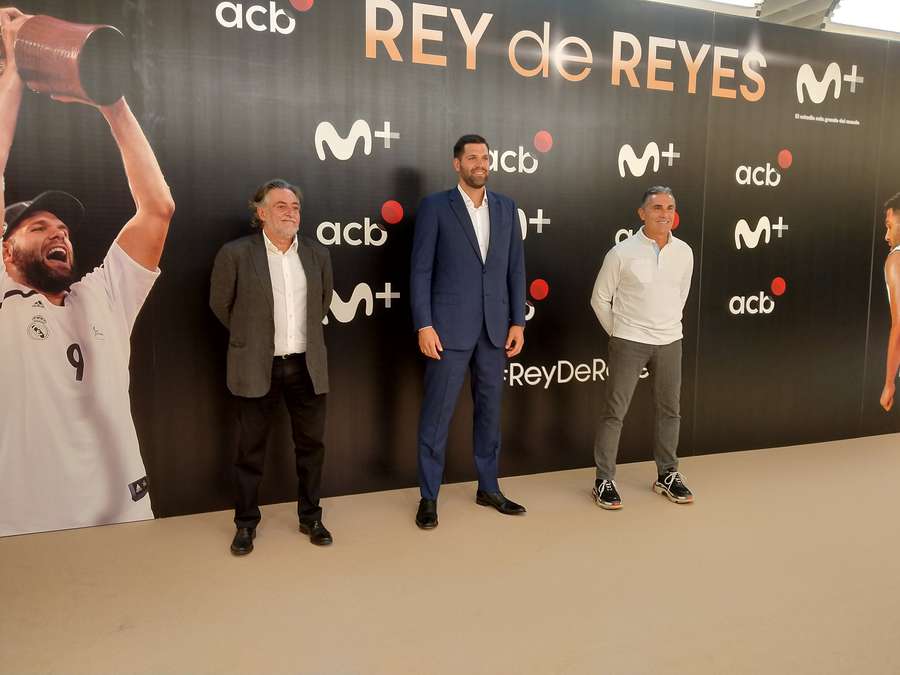 Pepu Hernández, junto a Scariolo y Felipe Reyes.