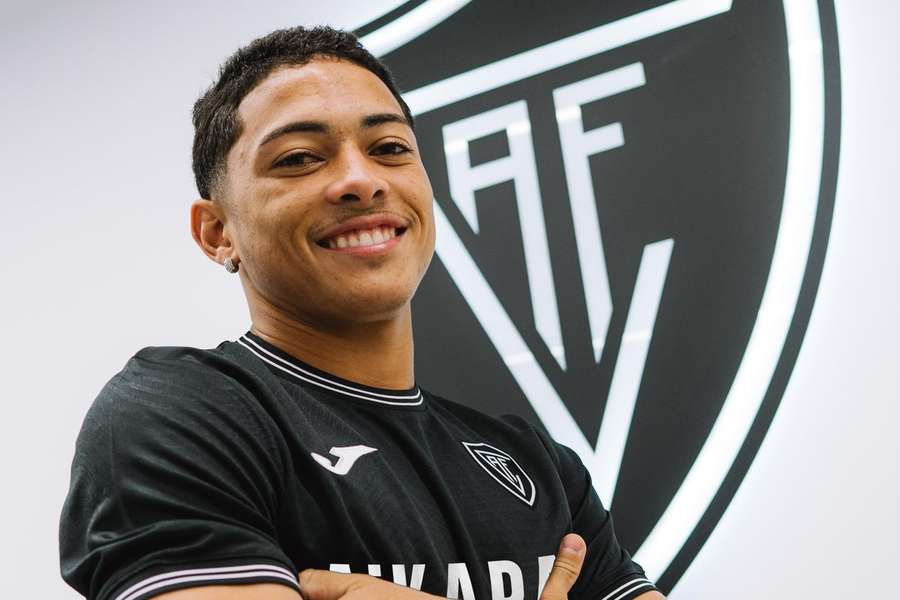 Krystian Cubas assinou pelo Académico de Viseu