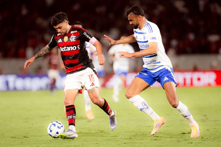 Registro do empate sem gols entre Flamengo e Cruzeiro, no Maracanã, pelo returno do Brasileirão