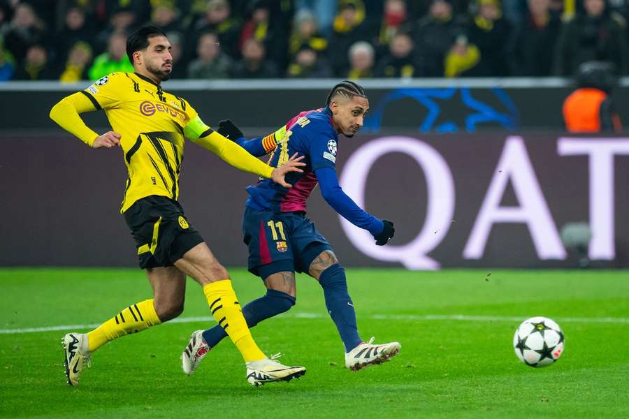 Raphinha de la Barcelona înscrie primul gol al echipei sale împotriva lui Dortmund în timpul fazei principale a Ligii Campionilor 2024/25
