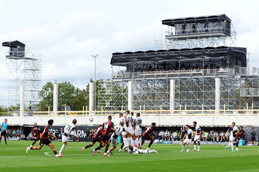 Stadion Elversbergu v zápase s Leverkusenem. Nová tribuna je teprve ve výstavbě. Stadion Elversbergu v zápase s Leverkusenem. Nová tribuna je teprve ve výstavbě.