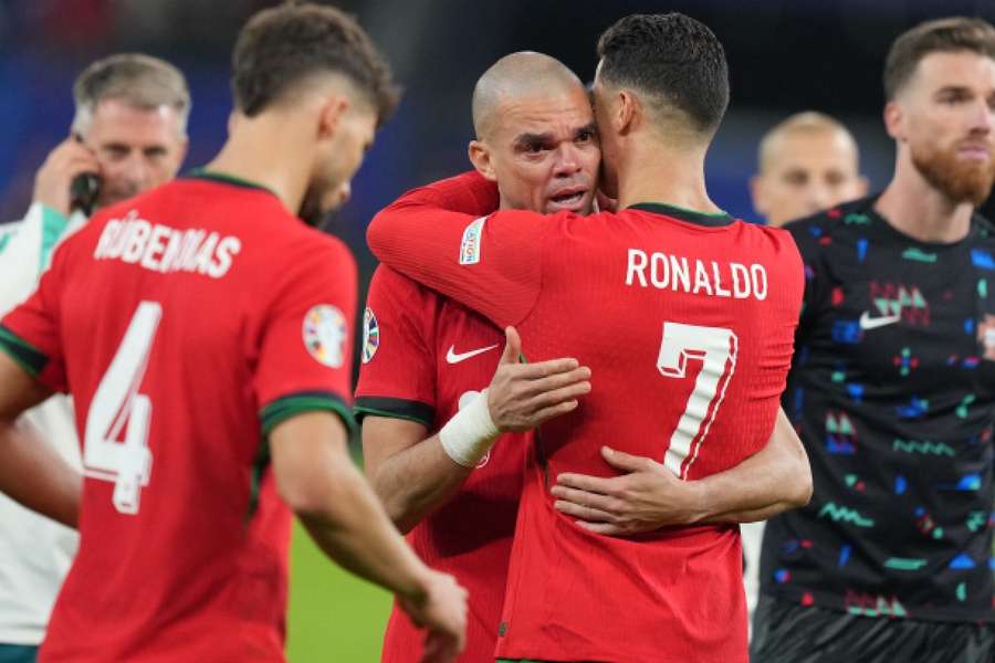 Cristiano Ronaldo consola Pepe após eliminação de Portugal na Eurocopa