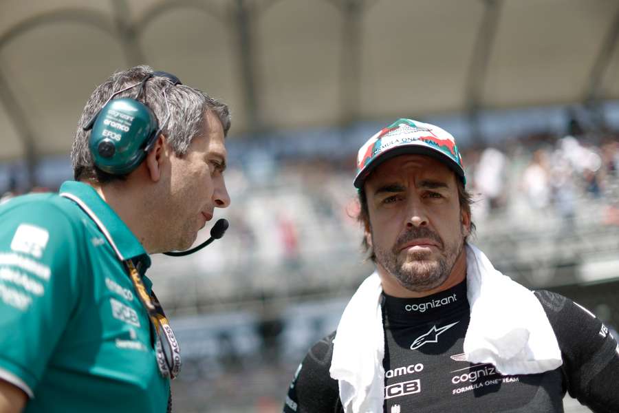 Fernando Alonso, con el rostro serio durante el GP de México