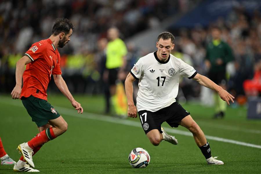Florian Wirtz gegen den Portugiesen Bernado Silva.