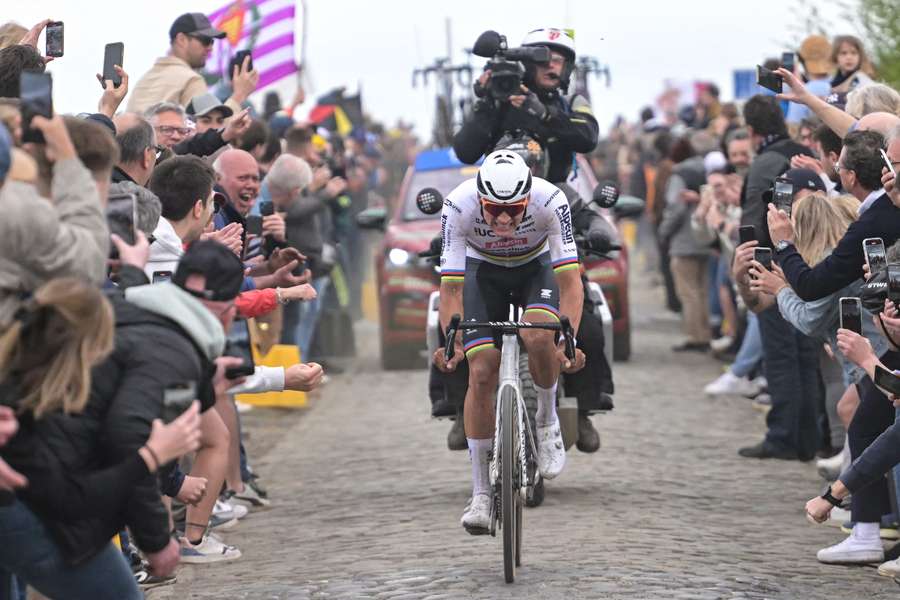 Mathieu van der Poel ha ganado en la peligrosa París-Roubaix