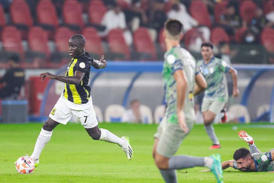 Kanté roubou a bola e lançou o contra-ataque do primeiro golo