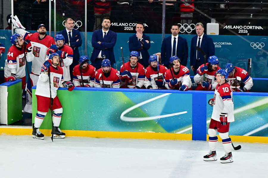 Smutná česká střídačka po vyřazení.