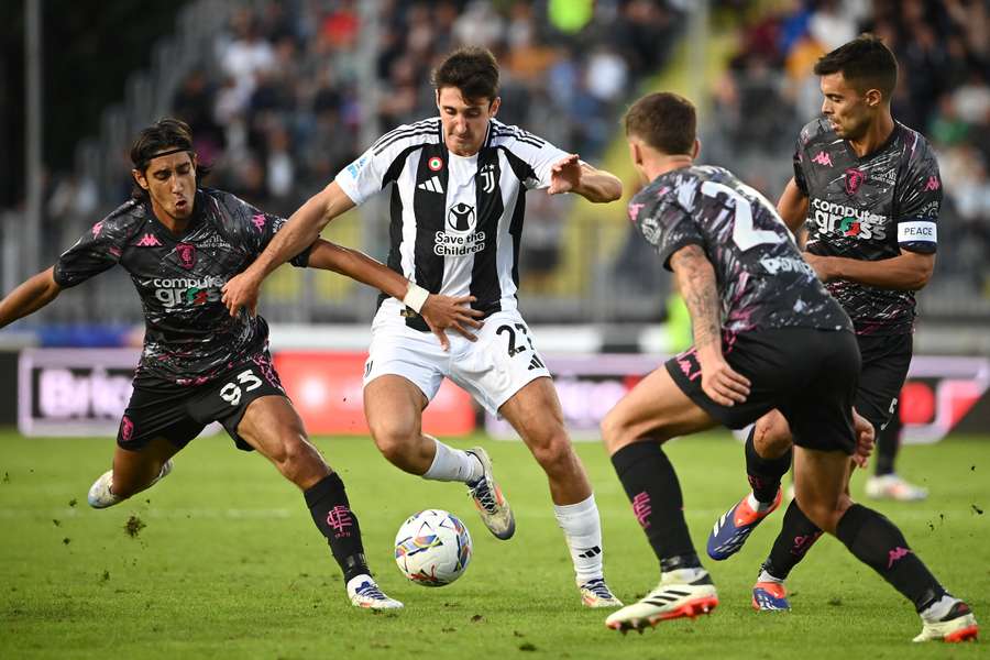 El defensa de la Juventus Andrea Cambiaso y el defensa del Empoli Youssef Male luchan por el balón. 