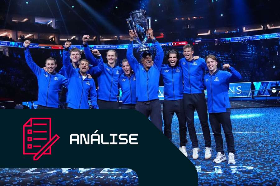 Capitão da Equipa Europeia, Yannick Noah, ergue o troféu da Laver Cup enquanto celebra com a sua equipa Capitão da Equipa Europeia, Yannick Noah, ergue o troféu da Laver Cup enquanto celebra com a sua equipa
