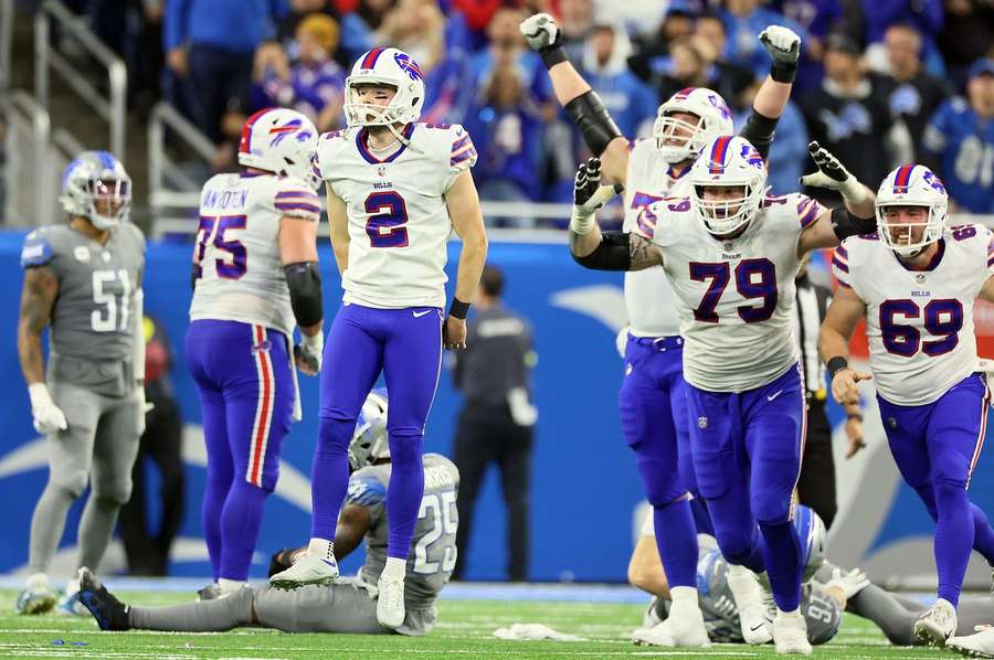 Kicker Tyler Bass (#2) ziet zijn field goal-poging aan het einde van de wedstrijd door de palen gaan