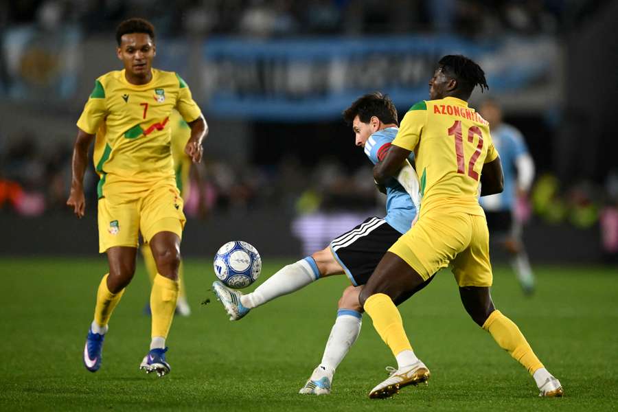 Messi face aux Béninois. Messi face aux Béninois.