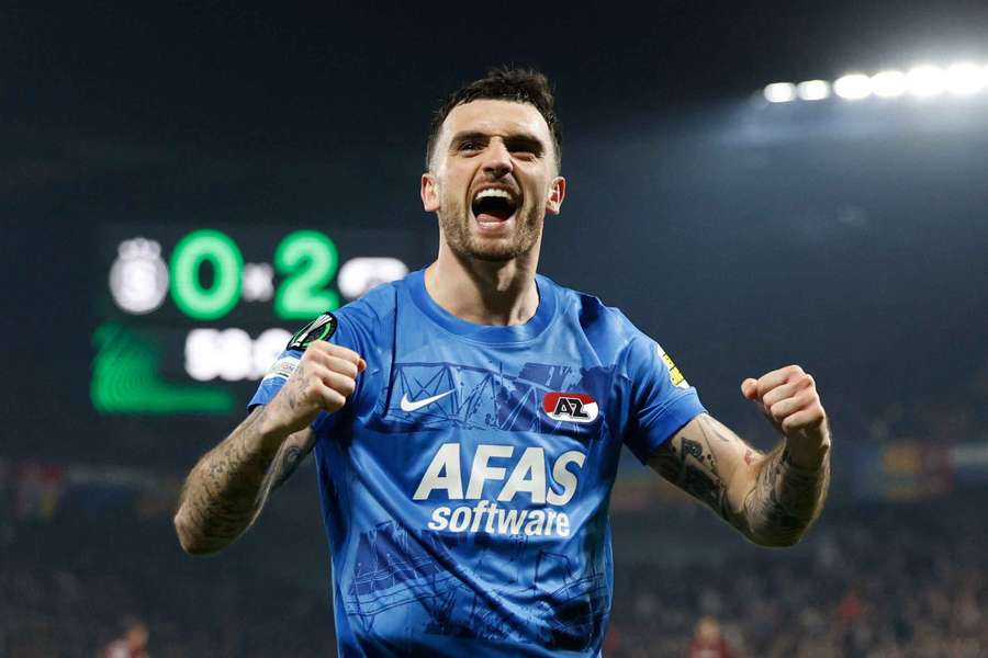 Troy Parrott celebra golo em Praga