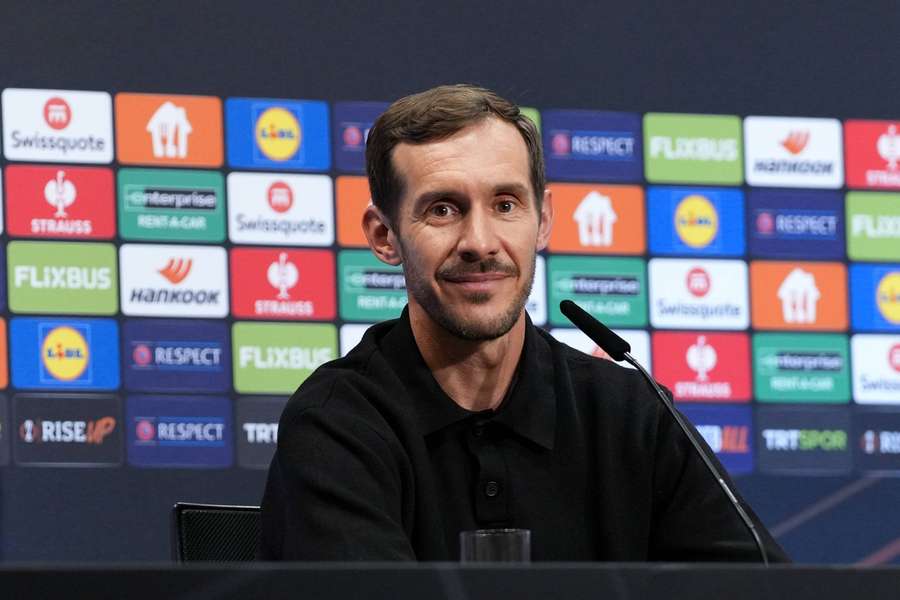 Julian Schuster in der Pressekonferenz vor dem Freiburg-Spiel. Julian Schuster in der Pressekonferenz vor dem Freiburg-Spiel.
