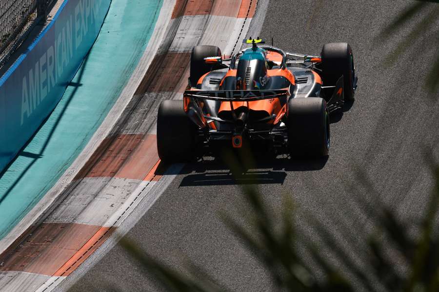 Velká cena Miami formule 1 začne kvůli hrozbě bouřky o tři hodiny dřív.