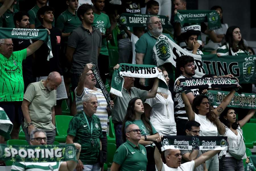 Adeptos do Sporting no apoio à equipa