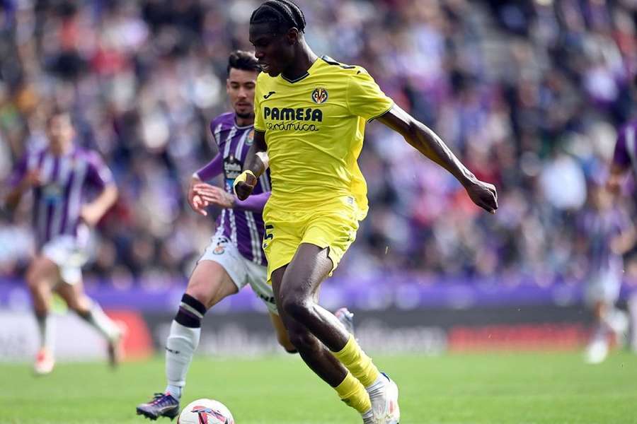 Everton consider matching clause for Villarreal striker Barry